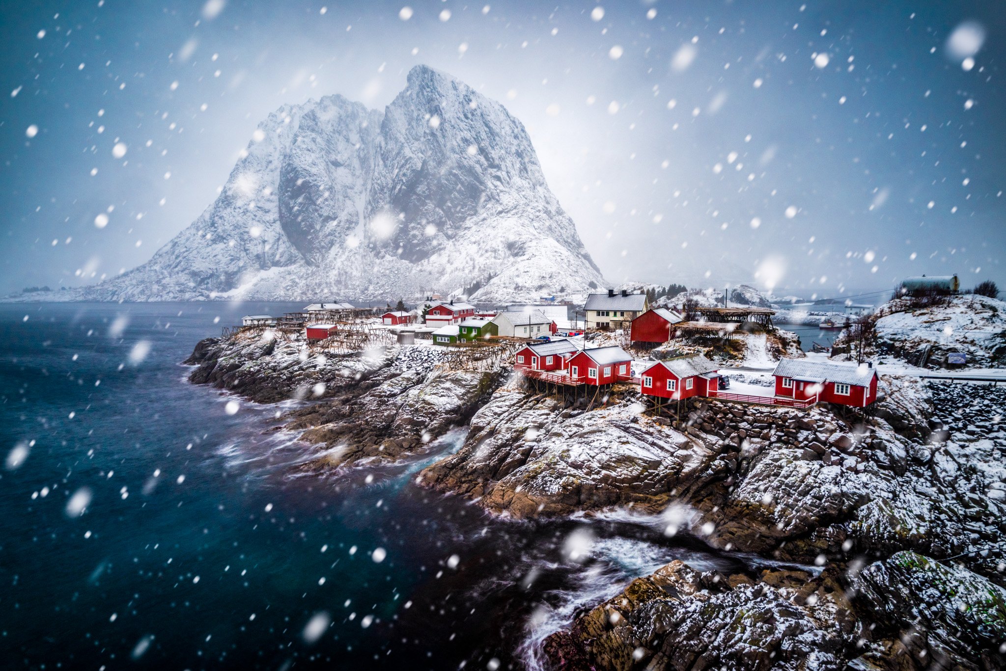 Sneeuwvlokken boven het vissersdorp Hamnøy op de Lofoten.