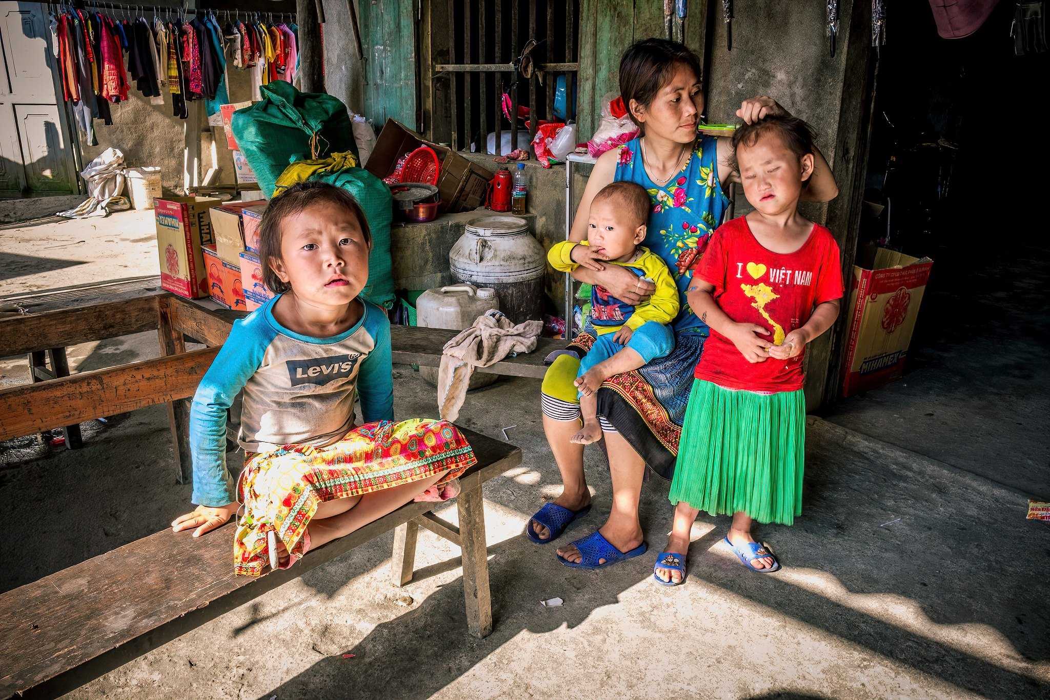 Familie samen voor hun woning in Vietnam.