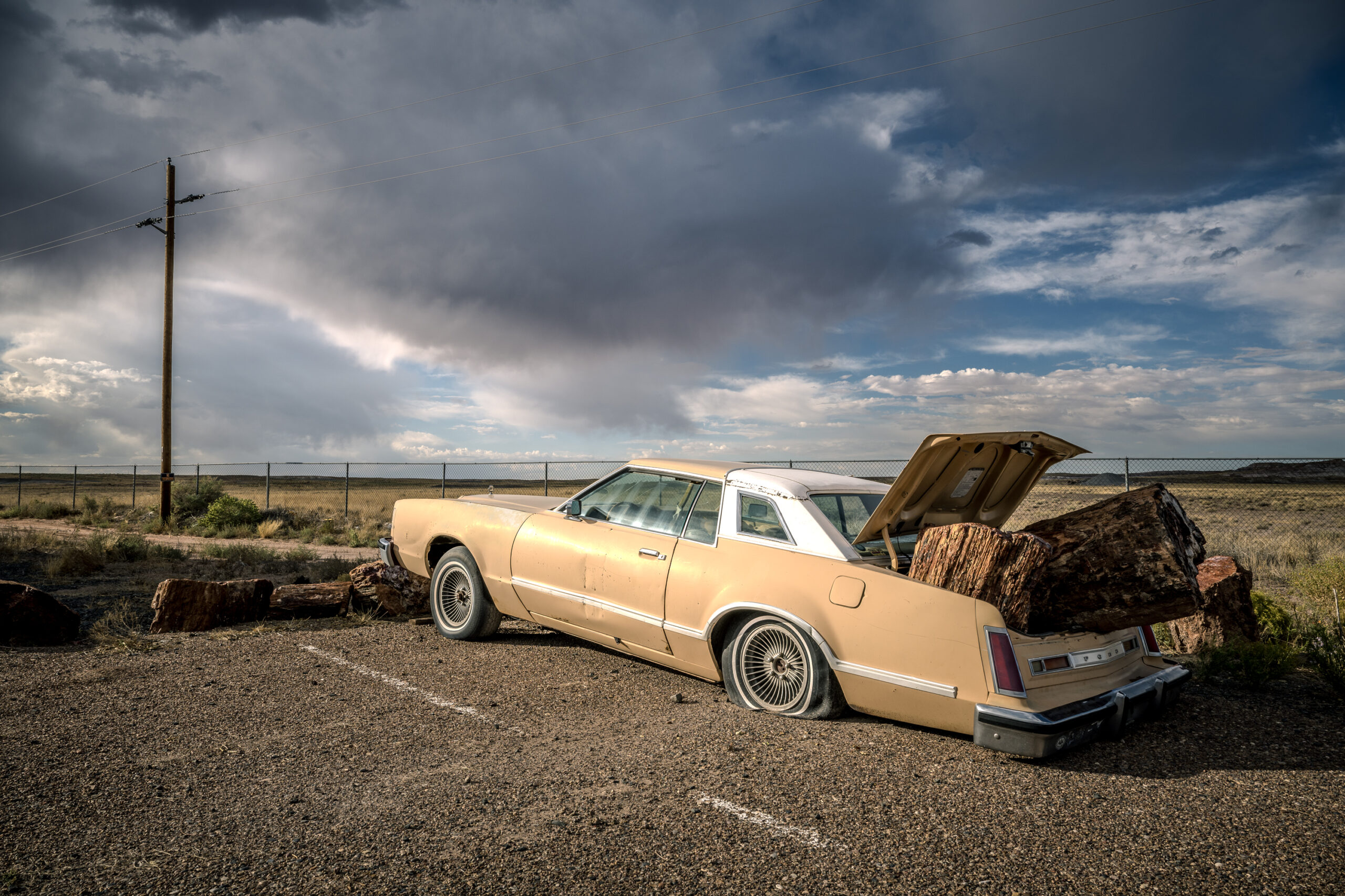 Versteend hout in de koffer van een wagen bij Petrified Forest.