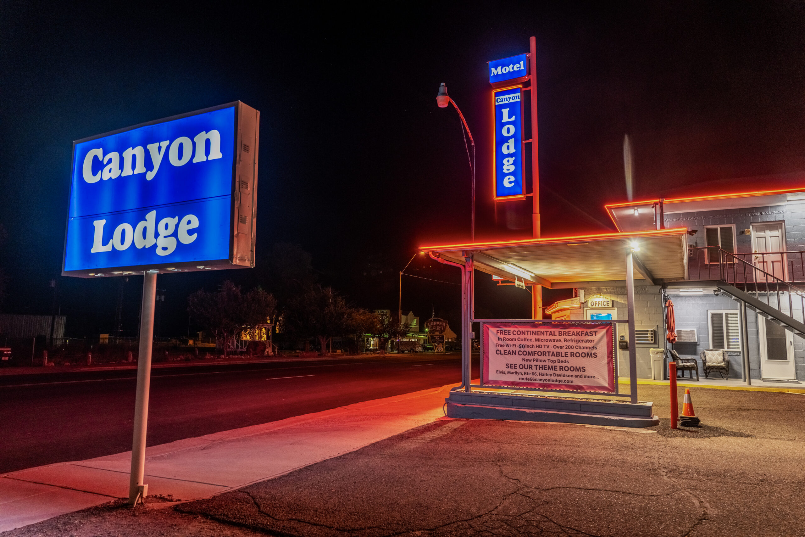 Verlichte Canyon Lodge langs Route 66.