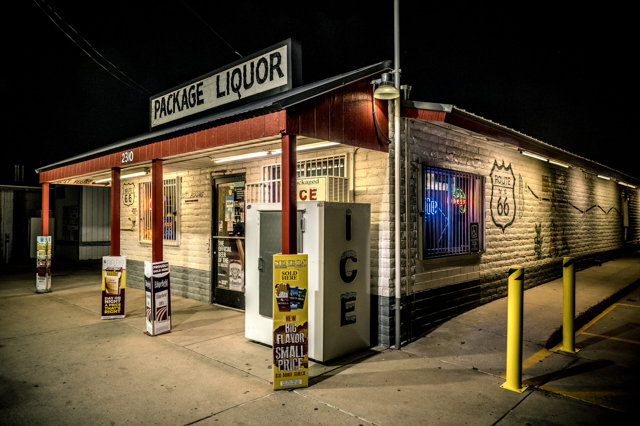 Verlichte Package Liquor Store in Holbrook langs Route 66.