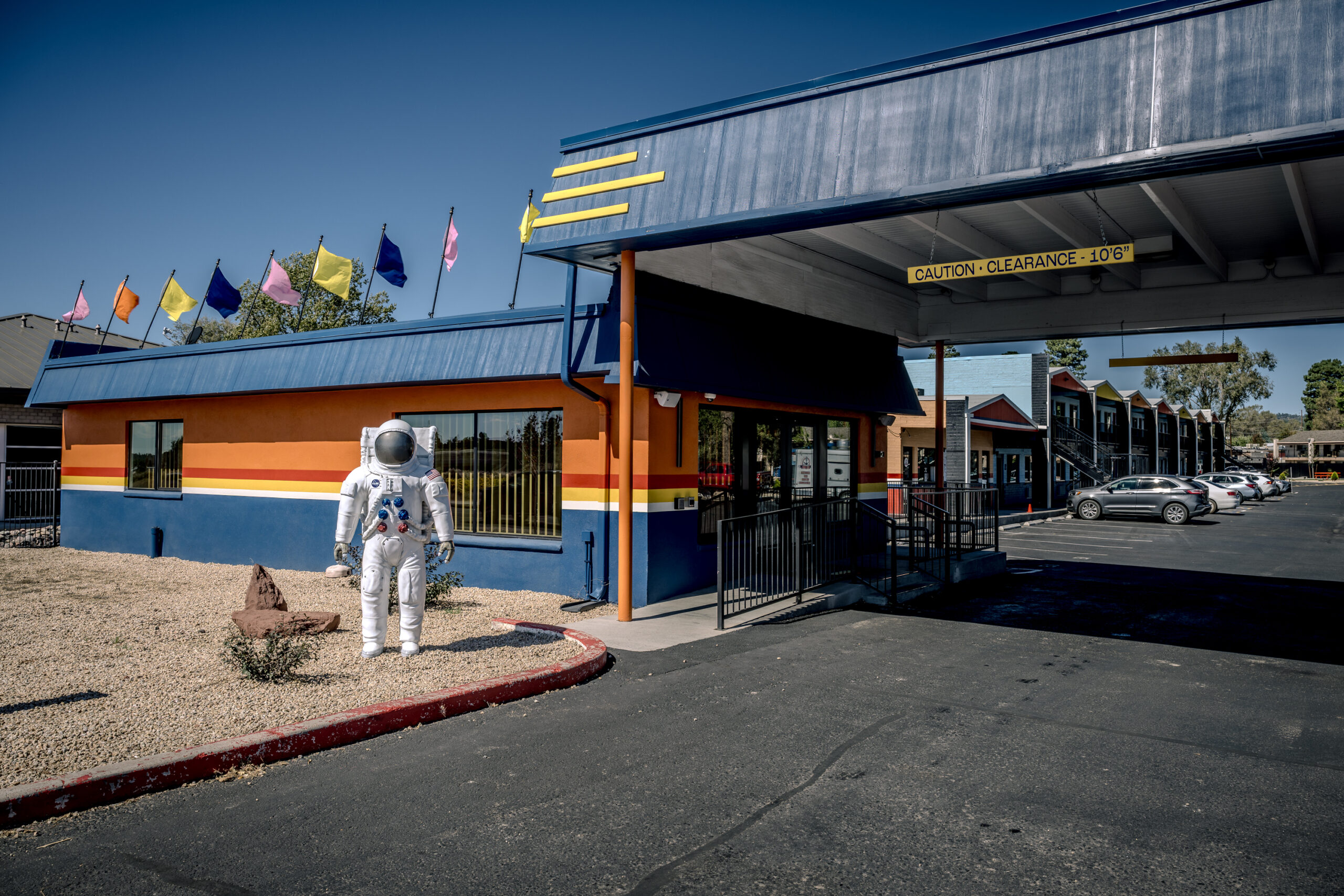 Motel langs Route 66 met een grote astronautenfiguur.