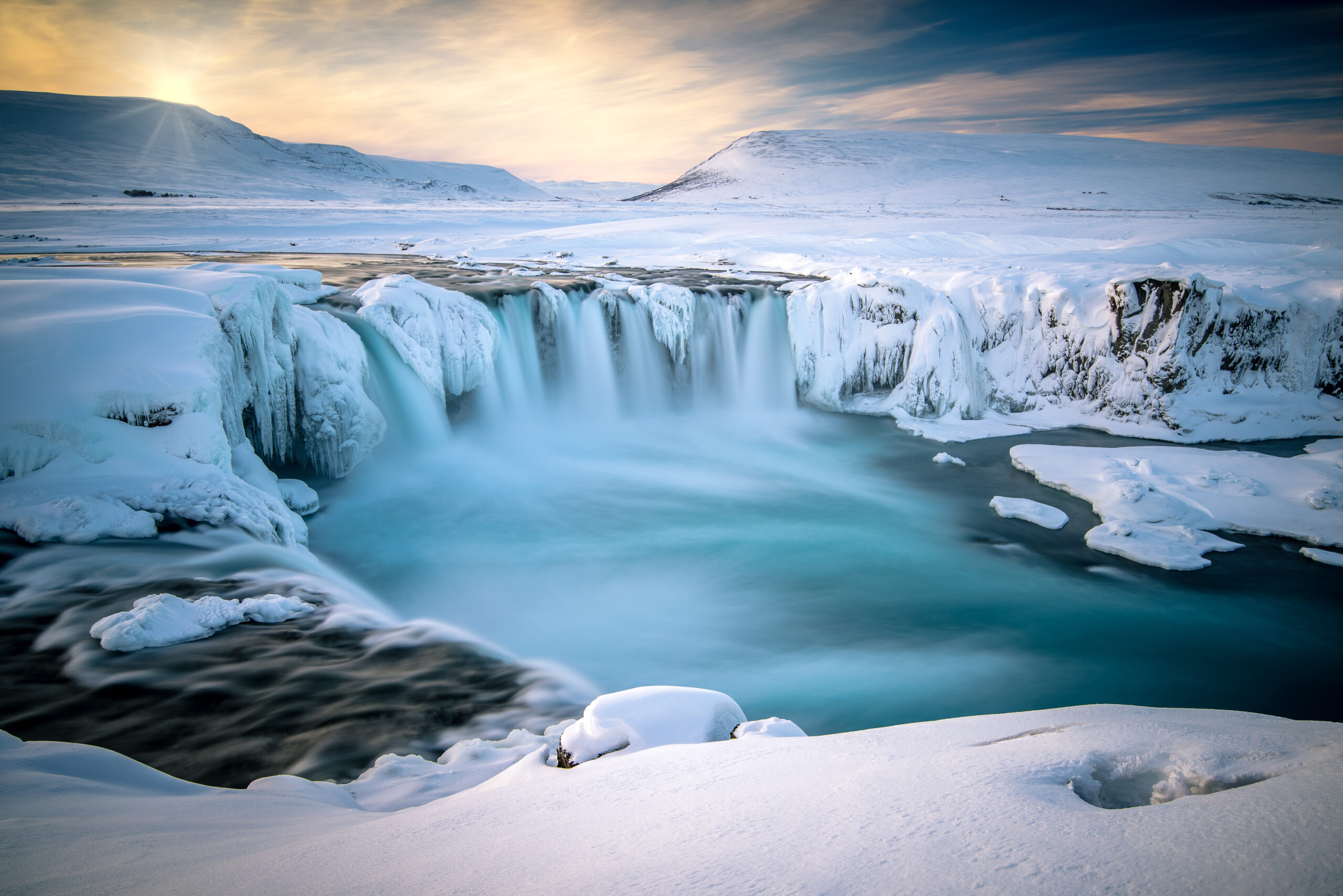 Goðafoss-waterval in de sneeuw in Noord-IJsland.