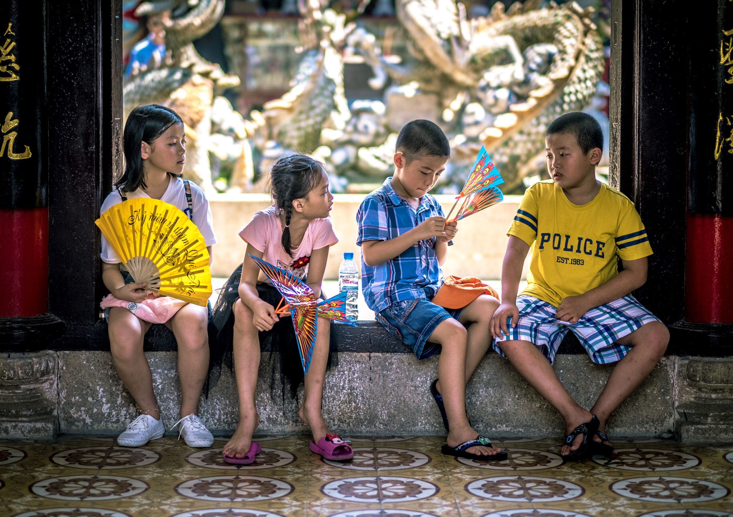 Vietnamese kinderen bij een tempel.